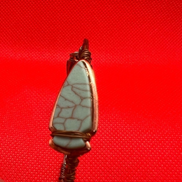 Vintage arrow head bracelet. Brass and turquoise costume bracelet - Picture 13 of 15